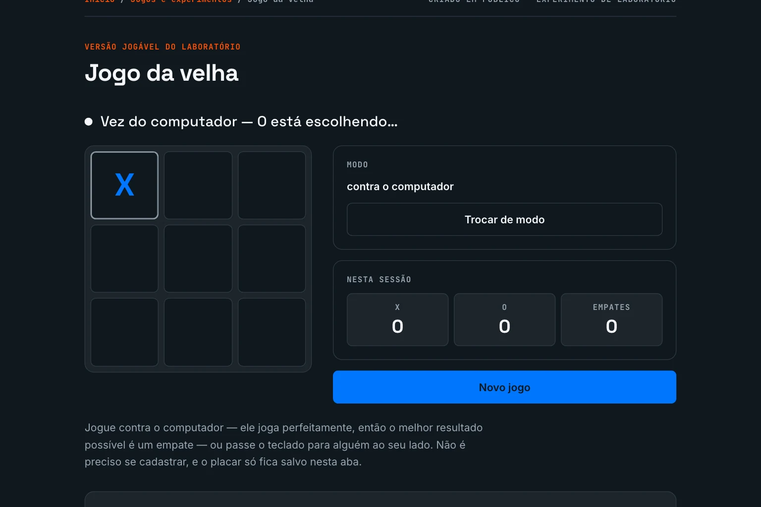 O jogo corrigido logo após a primeira jogada: um X no canto superior esquerdo, o resto do tabuleiro vazio e a linha de status dizendo 'Vez do computador — O está escolhendo…'.