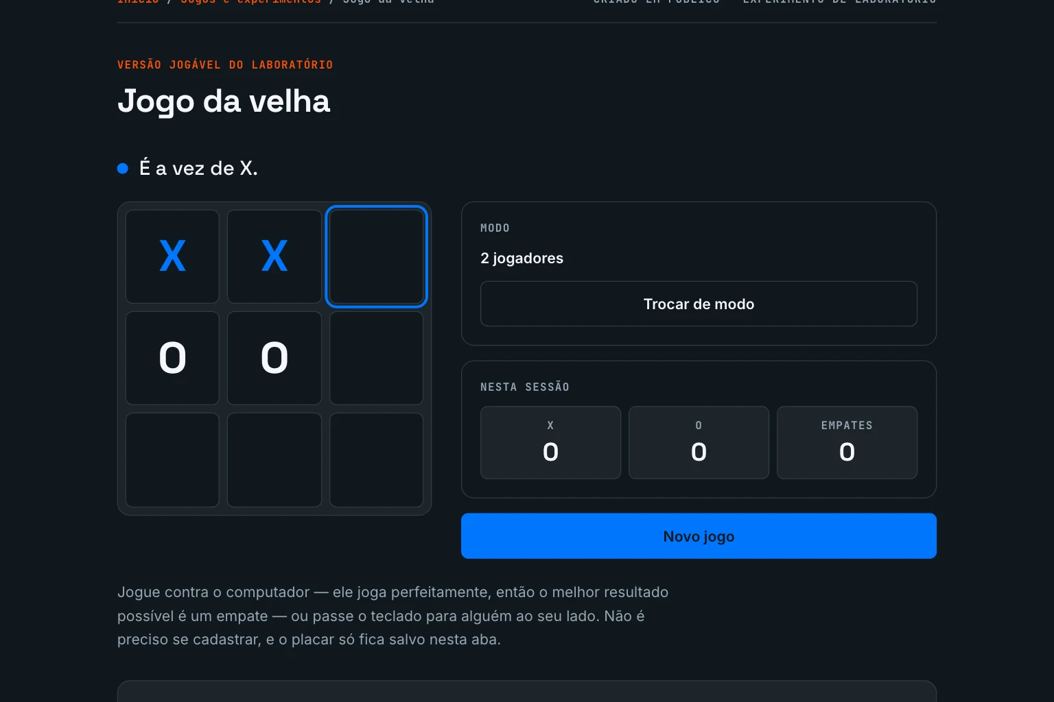 Uma partida de 2 jogadores em andamento com X no canto superior esquerdo e no meio de cima, O nas duas casas da esquerda e do centro, e um anel de foco azul grosso na casa vazia do canto superior direito.