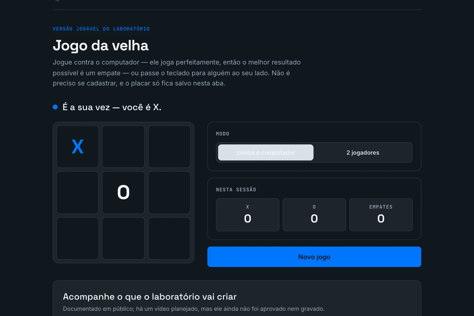 A primeira versão do jogo depois de um clique: um X no canto superior esquerdo e o O do computador no centro, colocados ao mesmo tempo, com o tabuleiro já visível antes de qualquer tela inicial.